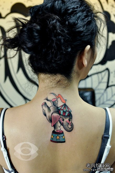 美女后背可爱潮流的小象纹身图案