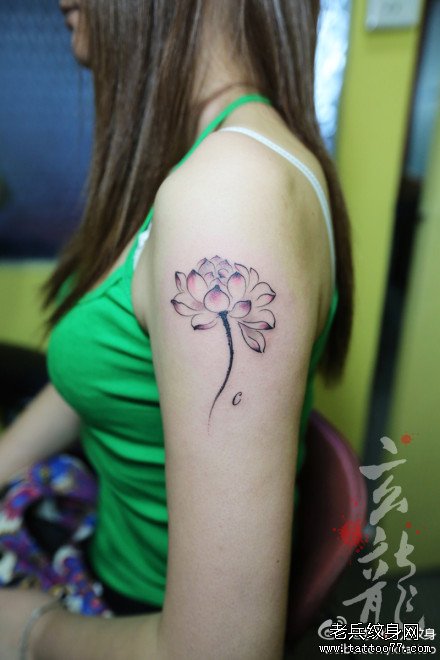 女生手臂清晰时尚的水墨莲花纹身图案