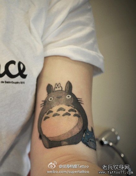 手臂可爱潮流的龙猫纹身图案