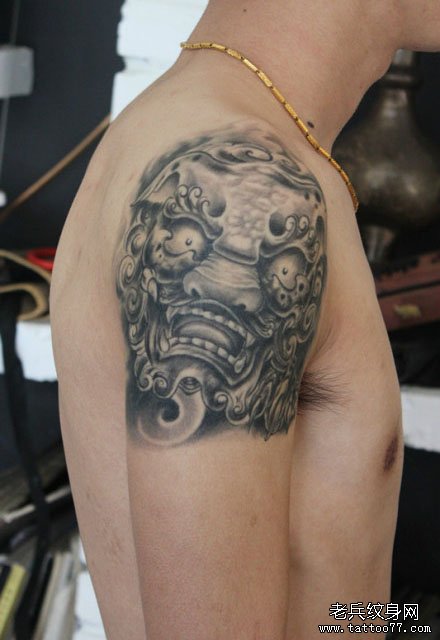 手臂经典潮流的石狮子纹身图案