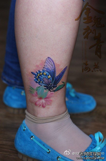 女人腿部漂亮超酷的彩色蝴蝶纹身图案