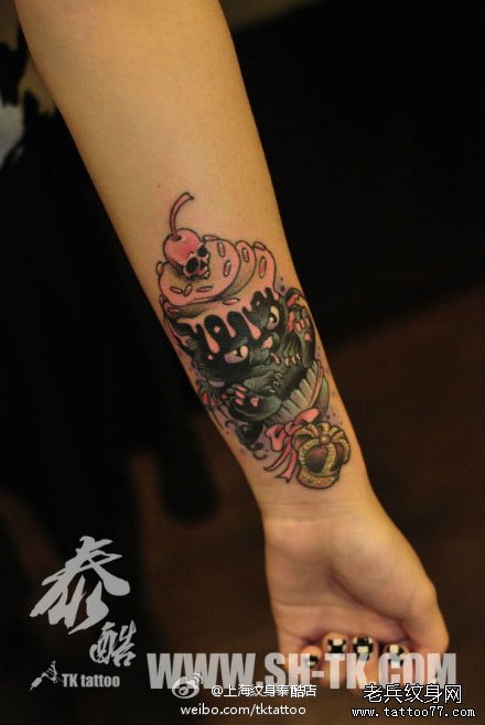 女生手臂可爱时尚的猫咪冰激凌纹身图案 (440x658)