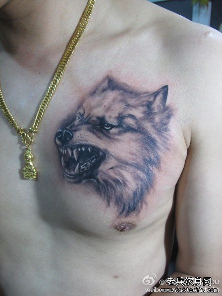 男人前胸凶悍潮流的狼头纹身图案_武汉纹身店