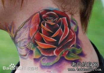 男人脖子处漂亮精美的彩色玫瑰花纹身图案