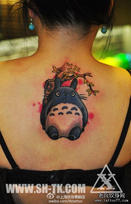 女生后背可爱经典的龙猫纹身图案