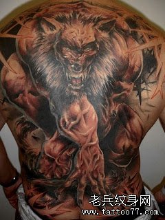 男人后背霸气超酷的狼人纹身图案