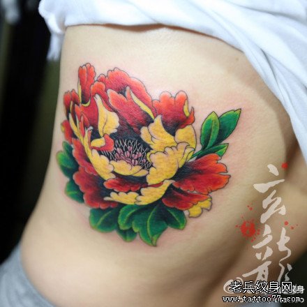 女生侧背唯美时尚的牡丹花纹身图案_武汉纹身