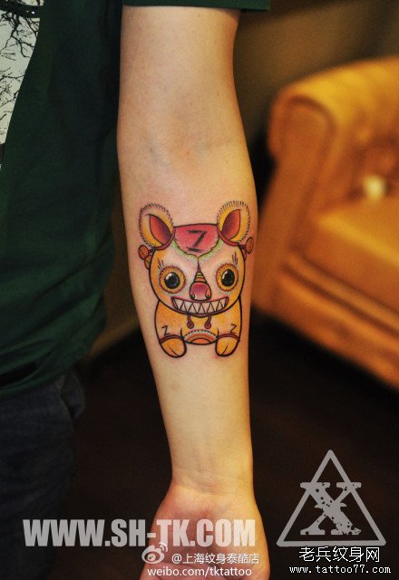 女生手臂时尚可爱的小老虎纹身图案_武汉纹身