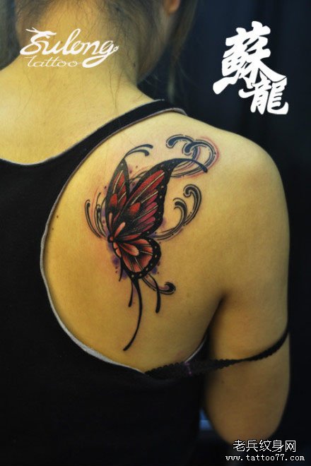 女生肩背好看潮流的彩色蝴蝶纹身图案