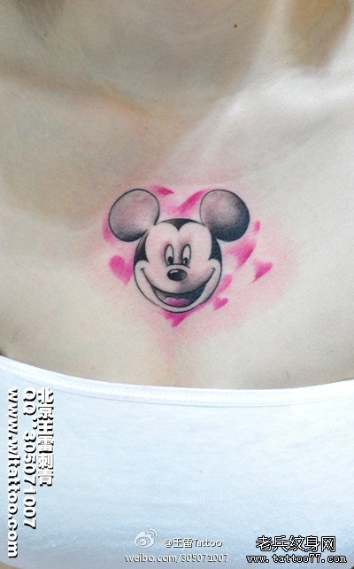 美女前胸可爱的米老鼠纹身图案