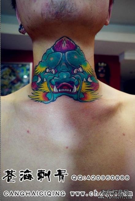 男人脖子处经典超酷的唐狮纹身图案