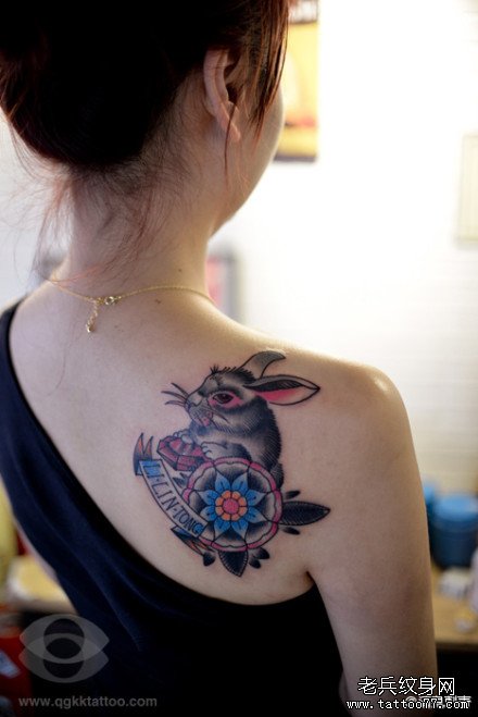 女生肩膀可爱时尚的小兔子纹身图案