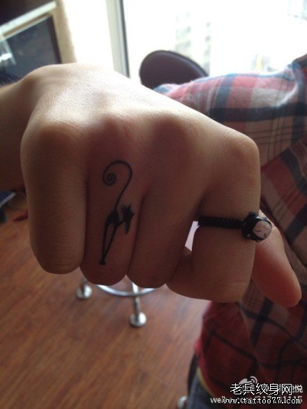 女生手指小巧时尚的图腾猫咪纹身图案