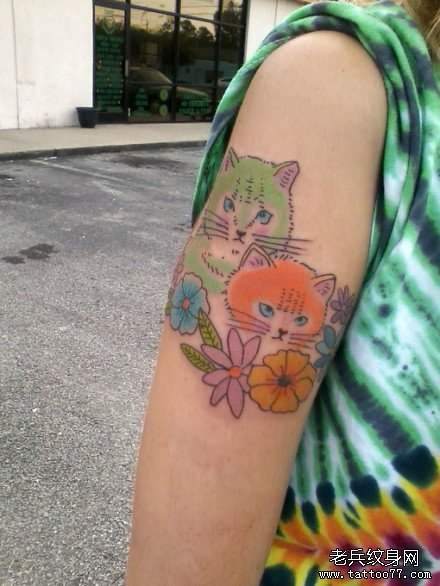 女生手臂呆呆的可爱的猫咪纹身图案