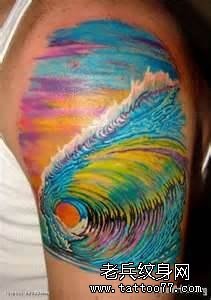 手臂漂亮精美的彩色浪花纹身图案