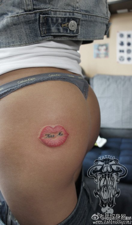 女生臀部潮流时尚的唇印与字母纹身图案
