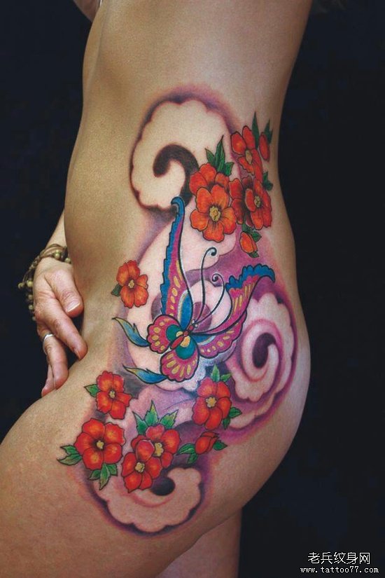 臀部唯美漂亮的蝴蝶花纹身图案