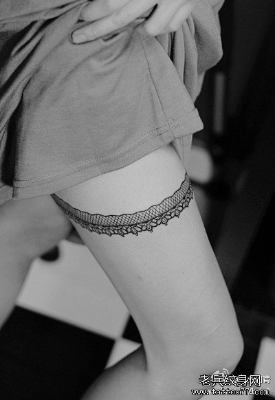 美女腿部潮流性感的蕾丝纹身图案