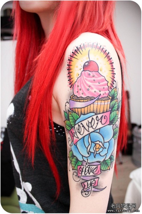 女生手臂潮流时尚的冰激凌与玫瑰花纹身图案_