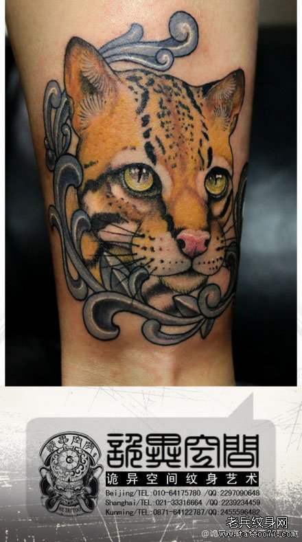 腿部经典潮流的豹子纹身图案