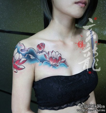 美女胸前到肩膀经典的唐狮子纹身图案