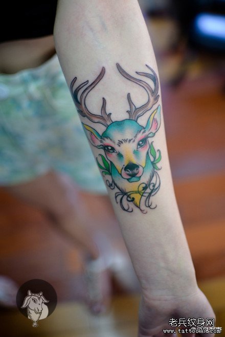 女生手臂潮流好看的小鹿纹身图案