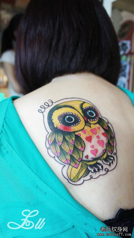 女生肩背可爱潮流的猫头鹰纹身图案
