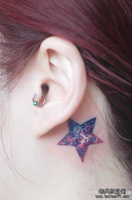 女生耳部潮流精美的五角星星空纹身图案