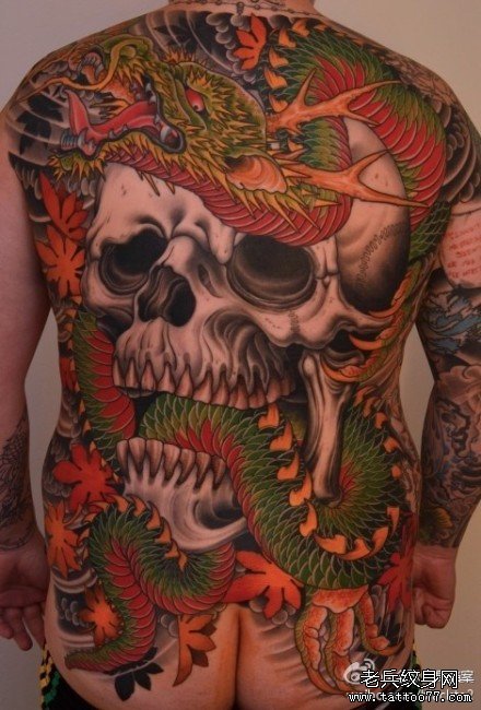 男人背部经典超酷的满背骷髅蛇纹身图案