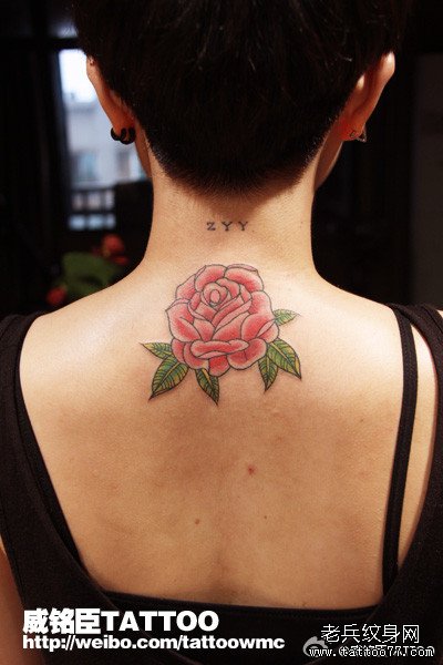 女生后脖子唯美好看的玫瑰花纹身图案
