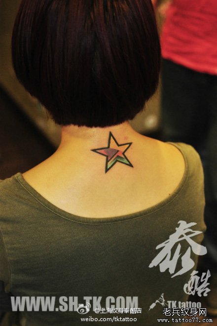 女生后脖子经典潮流的彩色五角星纹身图案