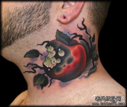 脖子处超酷的一款苹果纹身图案