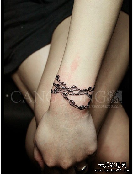 女生手腕精美漂亮的手链纹身图案