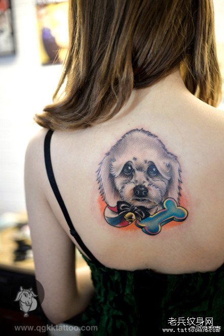 女生后背时尚可爱的小狗纹身图案