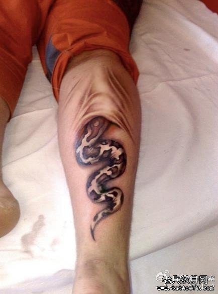 腿部另类超酷的蛇纹身图案