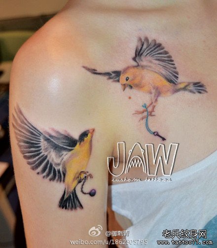 美女手臂和胸前漂亮的小鸟纹身图案