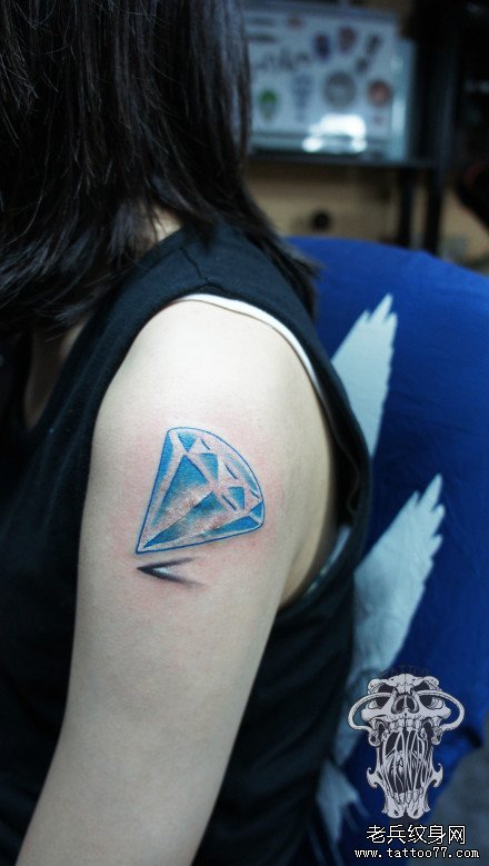 女生手臂漂亮清晰的钻石纹身图案_武汉纹身店
