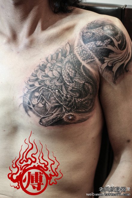 男生前胸经典潮流的黑灰蛇纹身图案