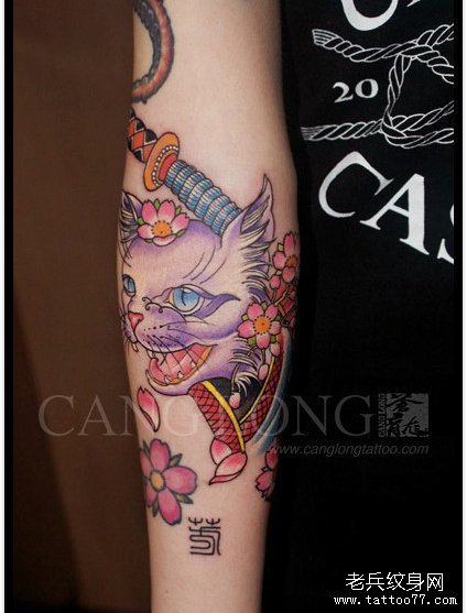手臂时尚经典的一款猫咪纹身图案