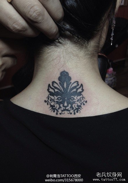 女生后脖子漂亮潮流的图腾猫咪纹身图案
