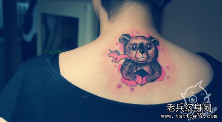女生后颈部可爱的泰迪熊纹图案