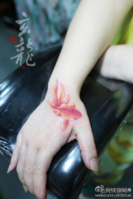 女生手部潮流经典的彩色小金鱼纹身图案
