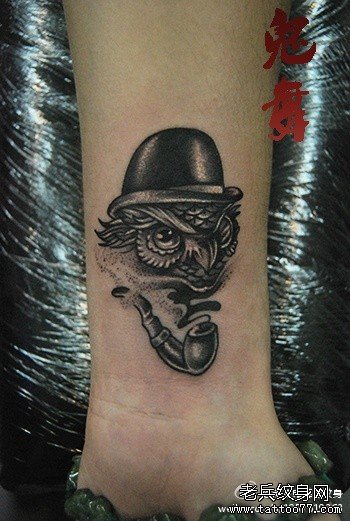 女生手腕流行时尚的猫头鹰纹身图案