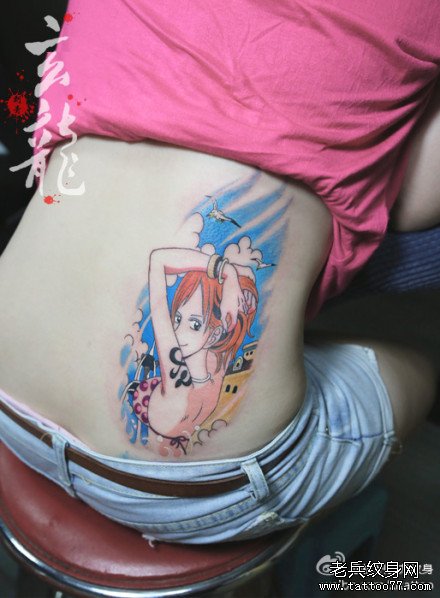 女生腰部漂亮的卡通海贼王娜美纹身图案