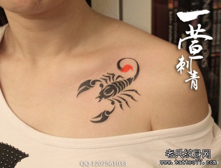 女生前胸经典潮流的图腾蝎子纹身图案