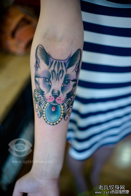女生手臂潮流经典的school风格的猫咪纹身图案