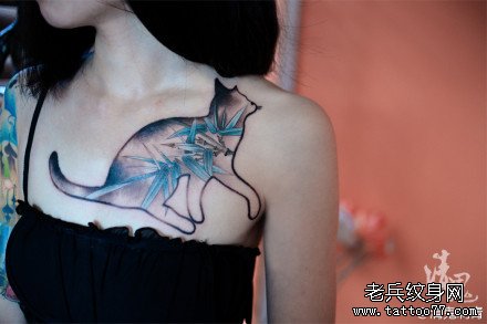 女生前胸潮流经典的一款猫咪纹身图案