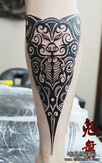 男人腿部经典时尚的图腾猪纹身图案_武汉纹身