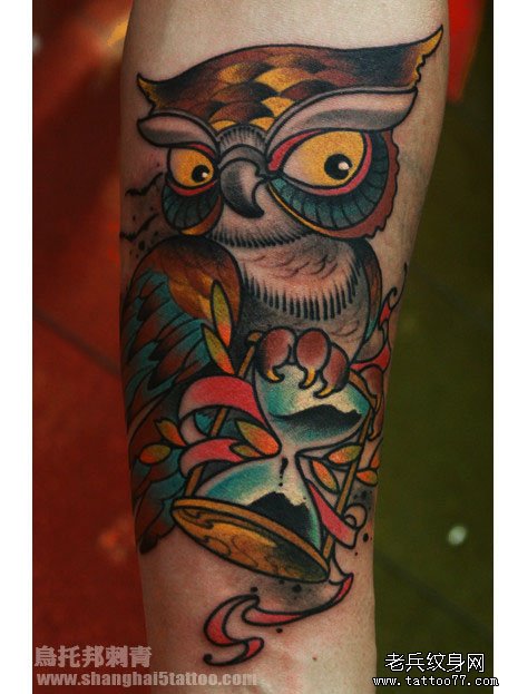 手臂潮流经典的school风格的猫头鹰纹身图案