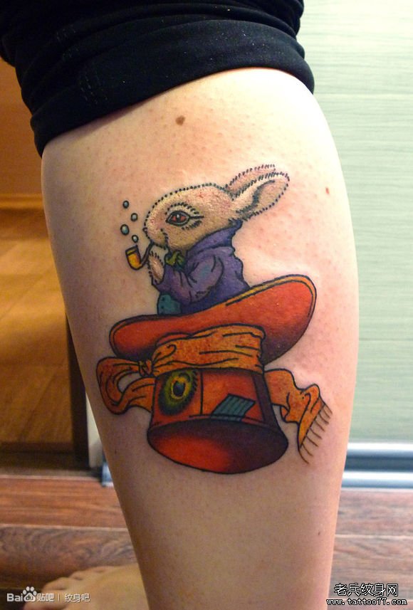 腿部一款抽烟的小兔子纹身图案